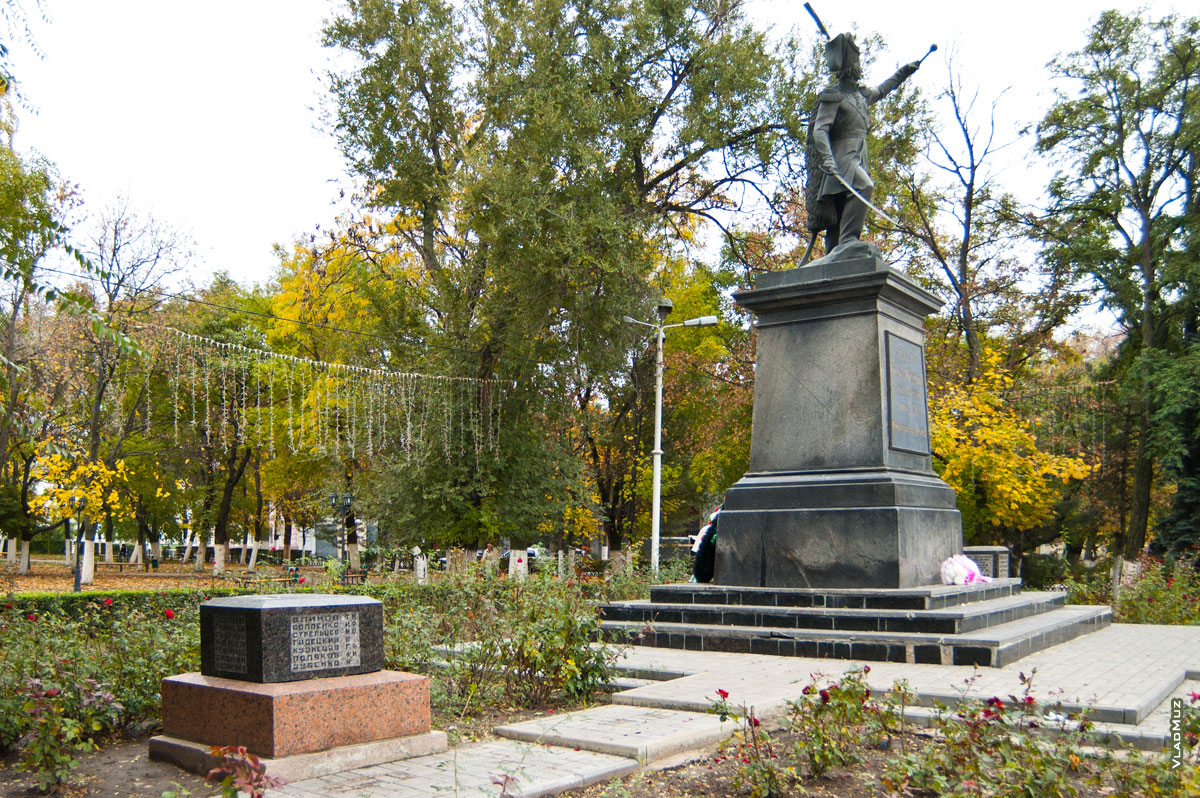 Фото камней с фамилиями рядом с памятником графу Платову в Новочеркасске