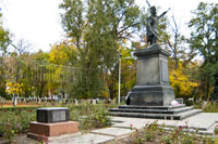 Рядом с памятником графу Платову стоят камни с фамилиями павших борцов за социализм