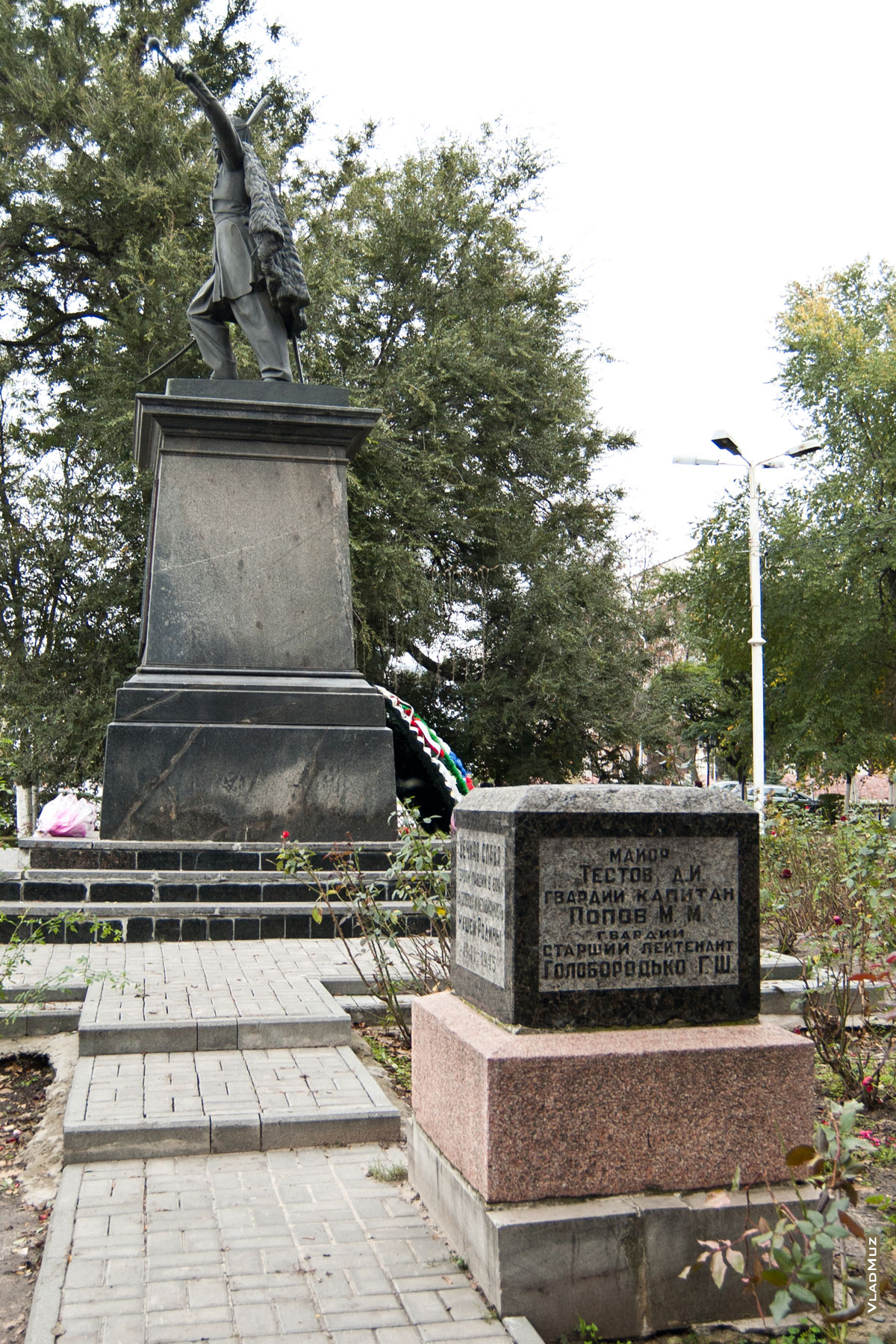 Фото камня у памятника Платову в Новочеркасске с фамилиями павших героев в годы Великой Отечественной войны