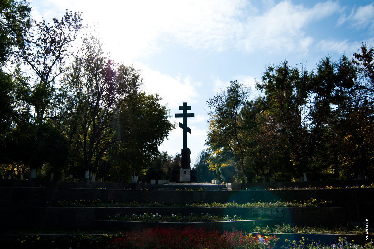 Фото с видом на Поклонный крест в Новочеркасске со спуска Герцена