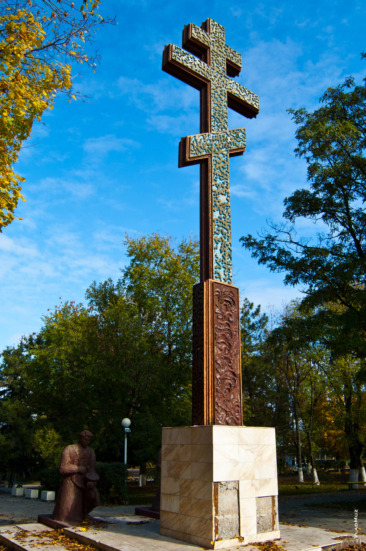 Фото Поклонного креста в Новочеркасске крупным планом