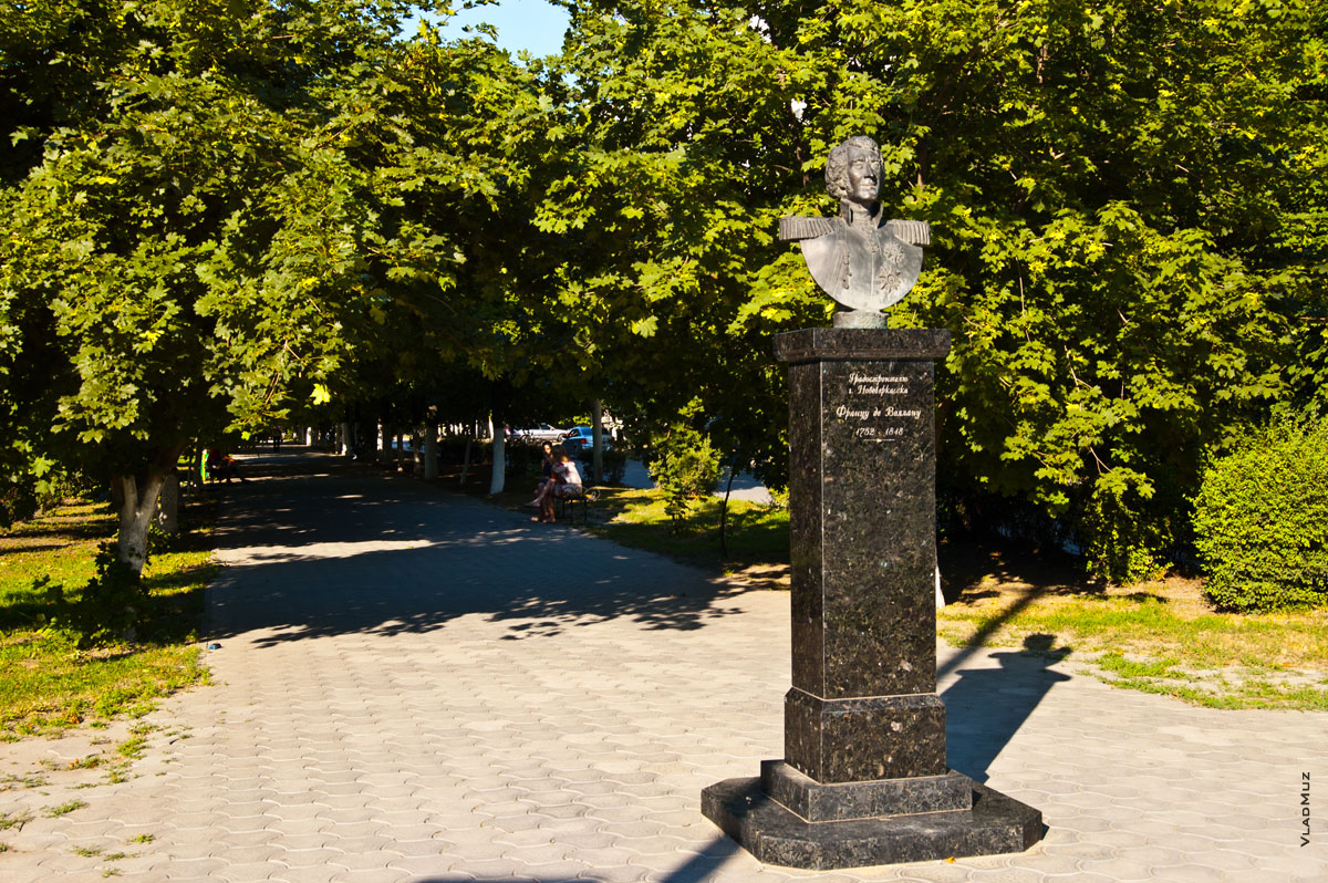 Фото памятника Францу де Воллану с видом на аллею Платовского проспекта в Новочеркасске