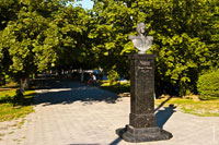 Фото памятника Францу де Воллану с видом на аллею Платовского проспекта