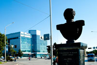 Фото памятника Франца де Воллана сзади. Надпись сзади гласит: «С благодарностью от жителей казачьей столицы, июнь 2003 г.»