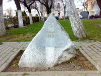 Камень в память о жертвах 2 июня 1962 года в Новочеркасске в парке перед Атаманским дворцом