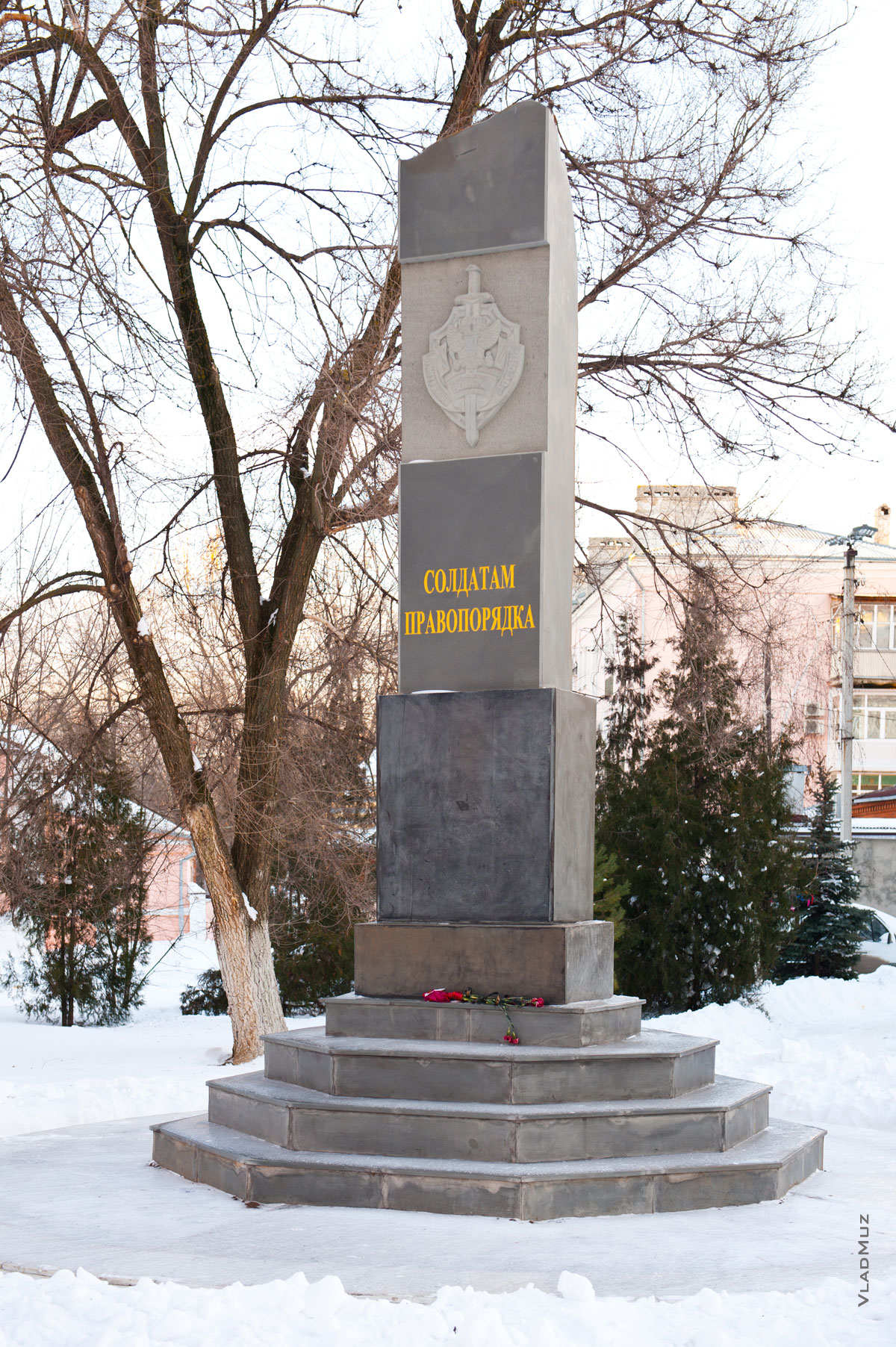 Фото памятника солдатам правопорядка в Новочеркасске (эмблема Внутренних войск на памятнике)
