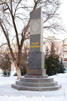 Фото памятника солдатам правопорядка в Новочеркасске (эмблема внутренних войск МВД на памятнике)