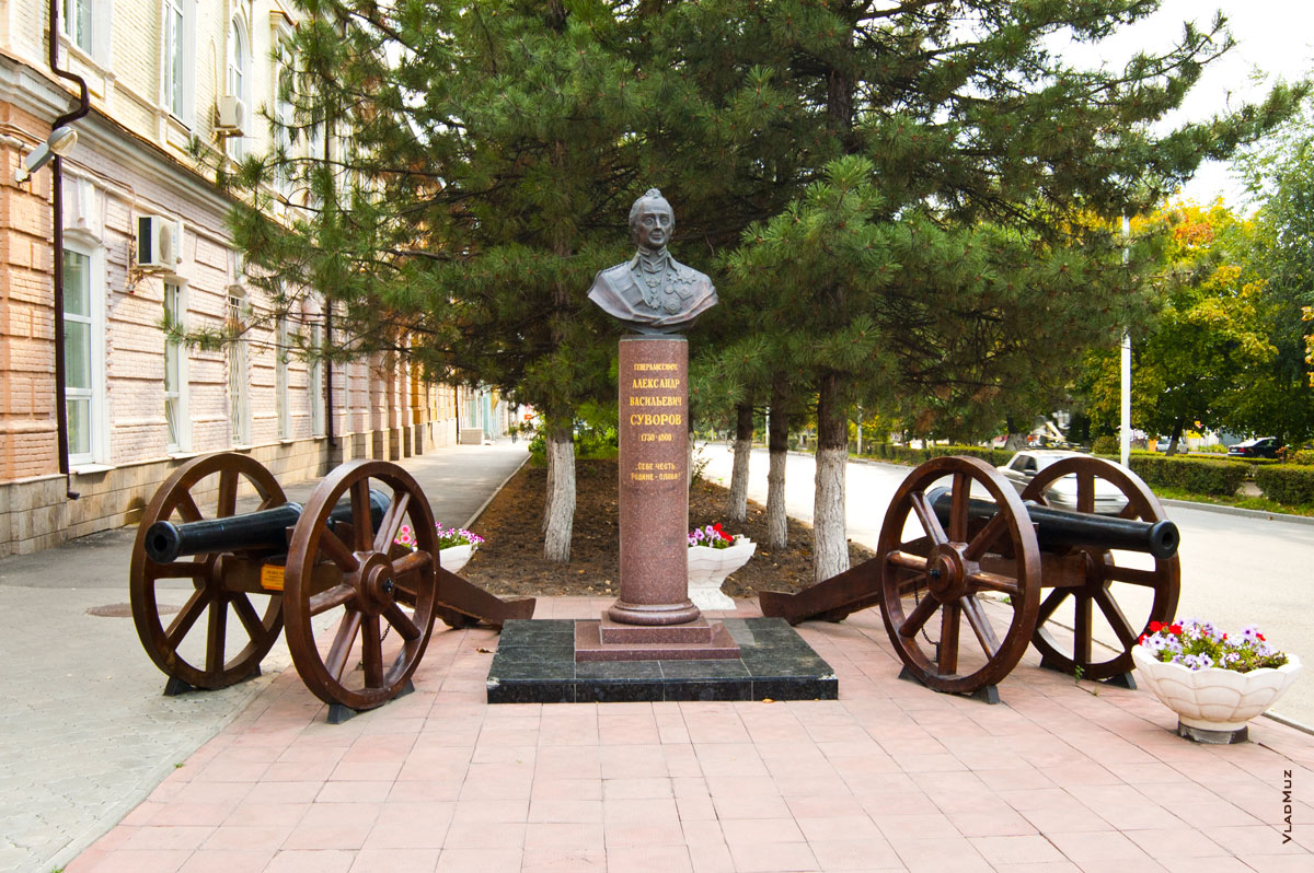 Фото памятника Суворову в Новочеркасске