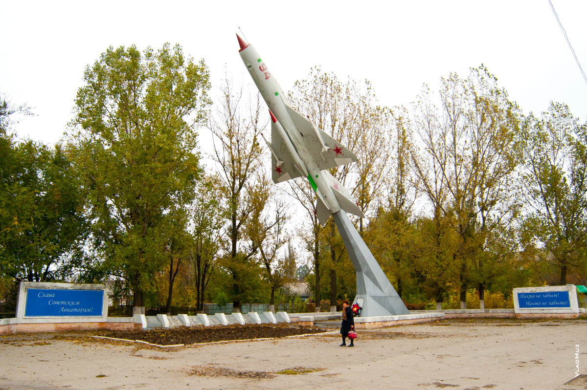 Фото памятника истребителю МИГ-21 на Хотунке в Новочеркасске