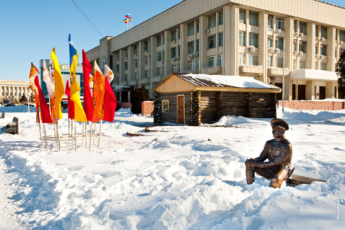 Фото олимпийских флагов «Сочи-2014» и памятника казаку на фоне здания Администрации г. Новочеркасска (на самом дальнем плане)
