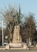 HD-фото памятника Ермаку в Новочеркасске: скульптура Ермака на гранитной глыбе (5504 на 7584 пикселей)