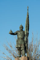 HD-фото памятника Ермаку в Новочеркасске: скульптура Ермака с походным знаменем и царской Сибирской шапкой (5504 на 8256 пикселей)
