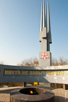 Здесь виден «Вечный огонь» мемориального комплекса, штыки и знак ордена Отечественной войны