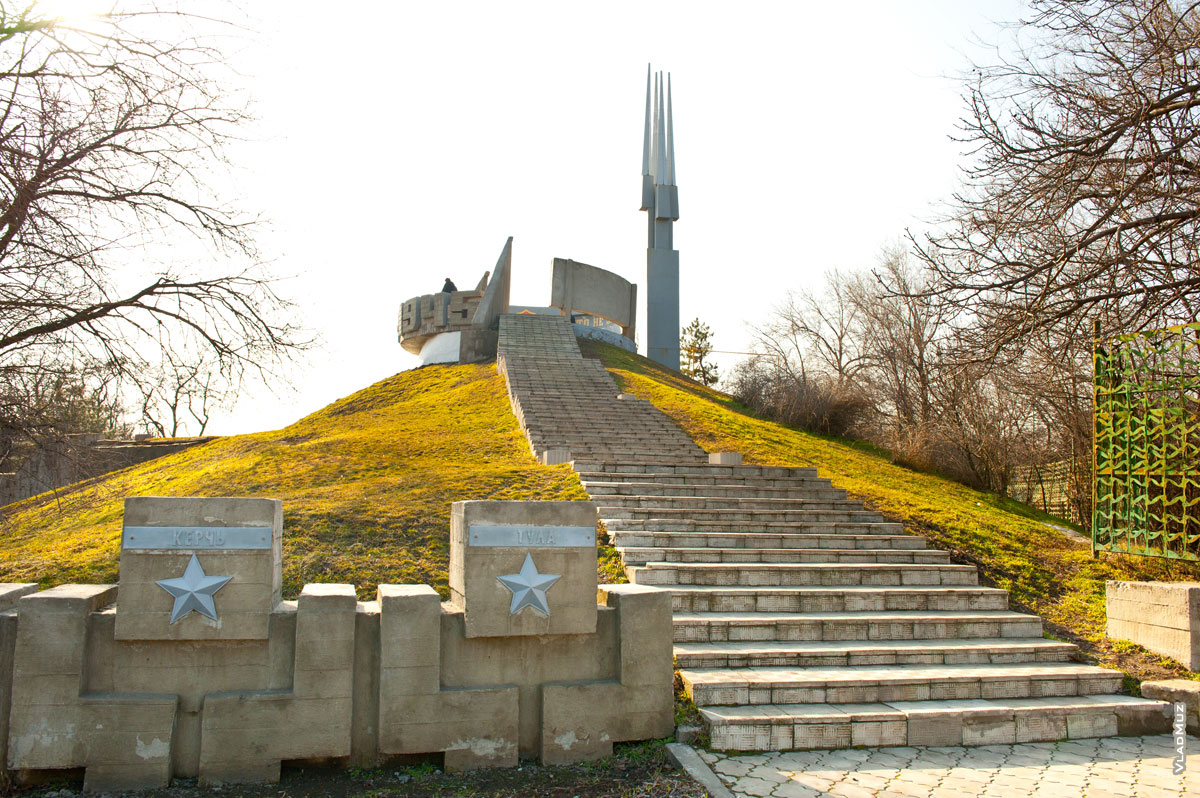 Фото мемориального комплекса «Курган Славы» со стороны аллеи городов-героев Великой Отечественной войны