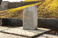 В Александровском парке Новочеркасска на памятнике солдатам мировых и локальных войн, погибшим на полях сражений, выбиты надписи на трех языках