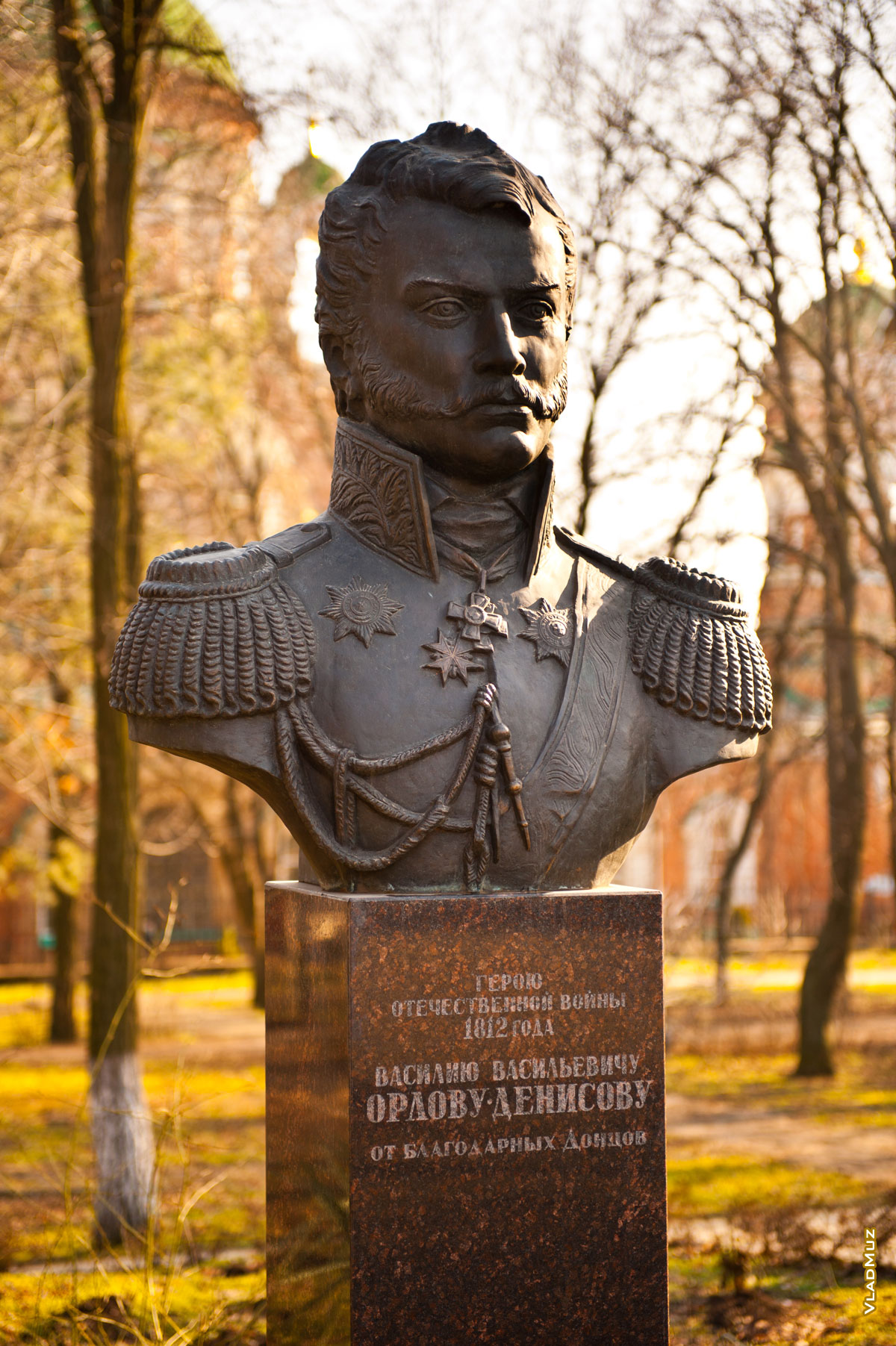 Фото памятника Орлову-Денисову крупным планом. Фронтальный вид