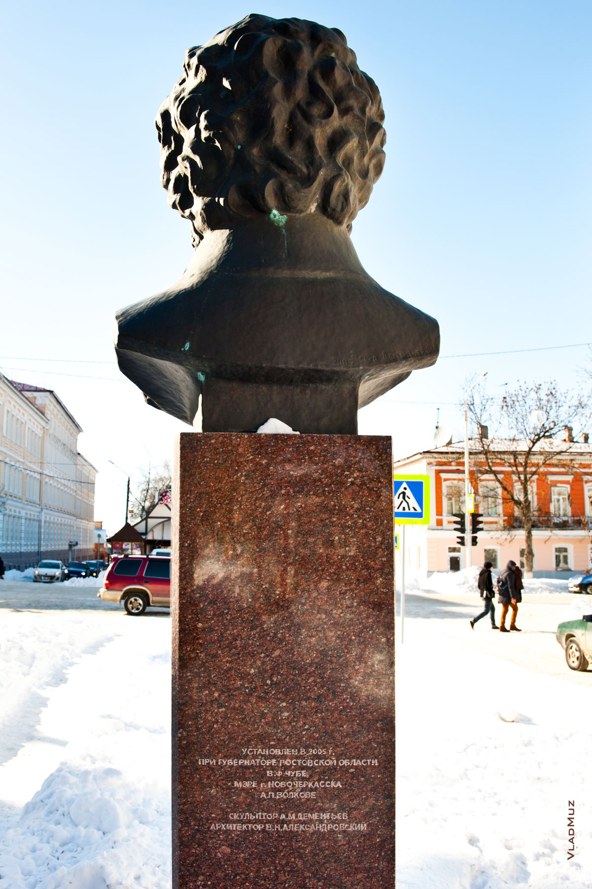 Фото памятника Пушкину в Новочеркасске. Вид сзади