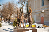 Фото памятника в Новочеркасске «Учительница первая моя»
