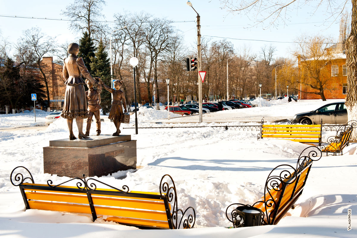 Фото лавочек рядом с памятником «Учительница первая моя» в Новочеркасске