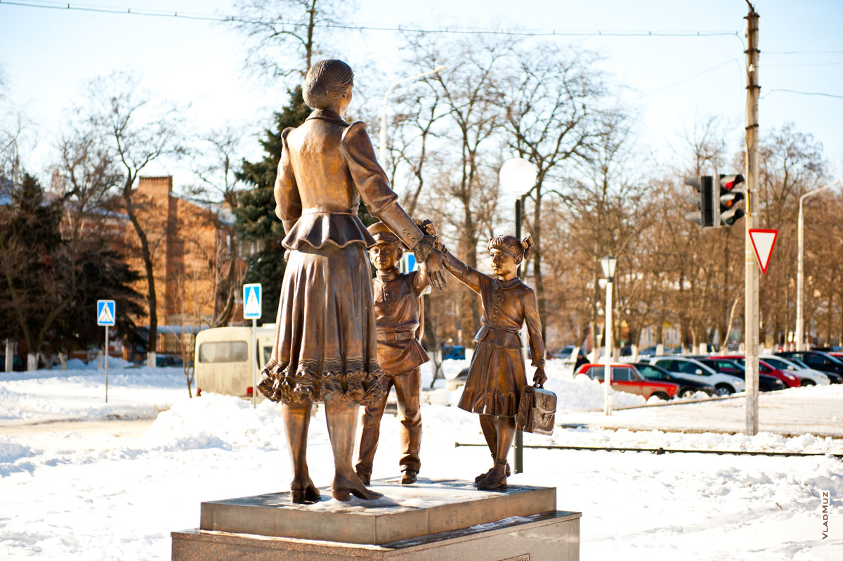 Фото бронзовых фигур учительницы и учеников в Новочеркасске крупным планом