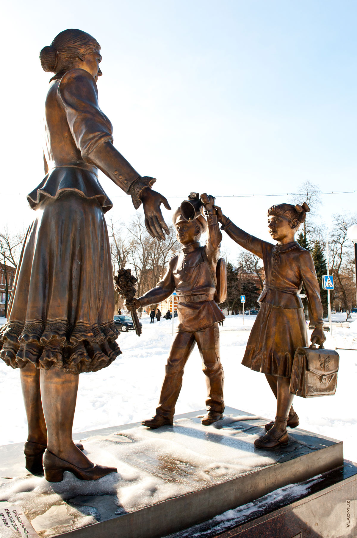 Памятник «Учительница первая моя» в Новочеркасске должен нравиться детям
