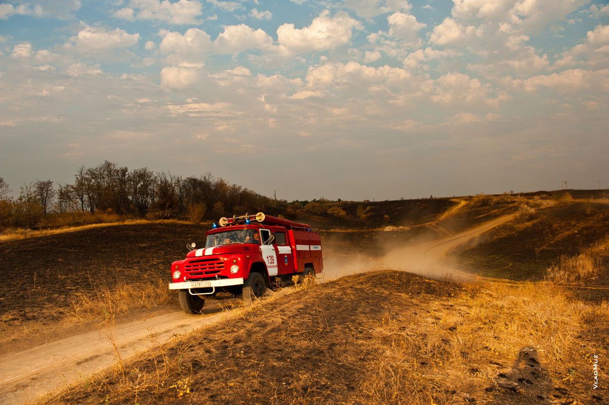 Красная пожарная машина оживила черный пейзаж