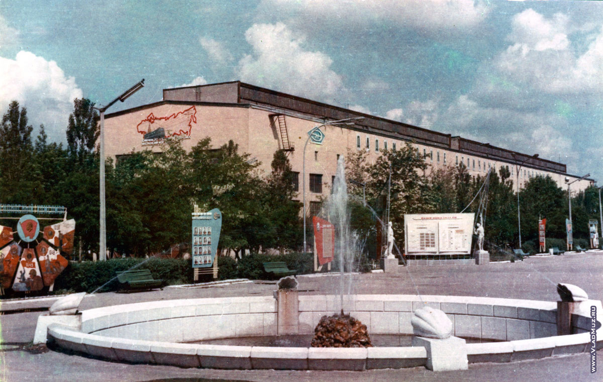 На центральной площади завода работал фонтан