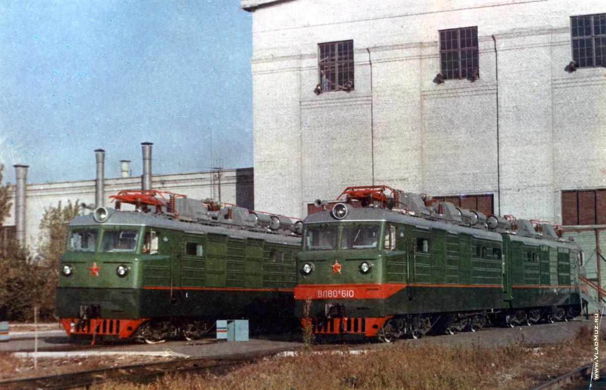 Два электровоза вышли из сборочного цеха, 1972 год