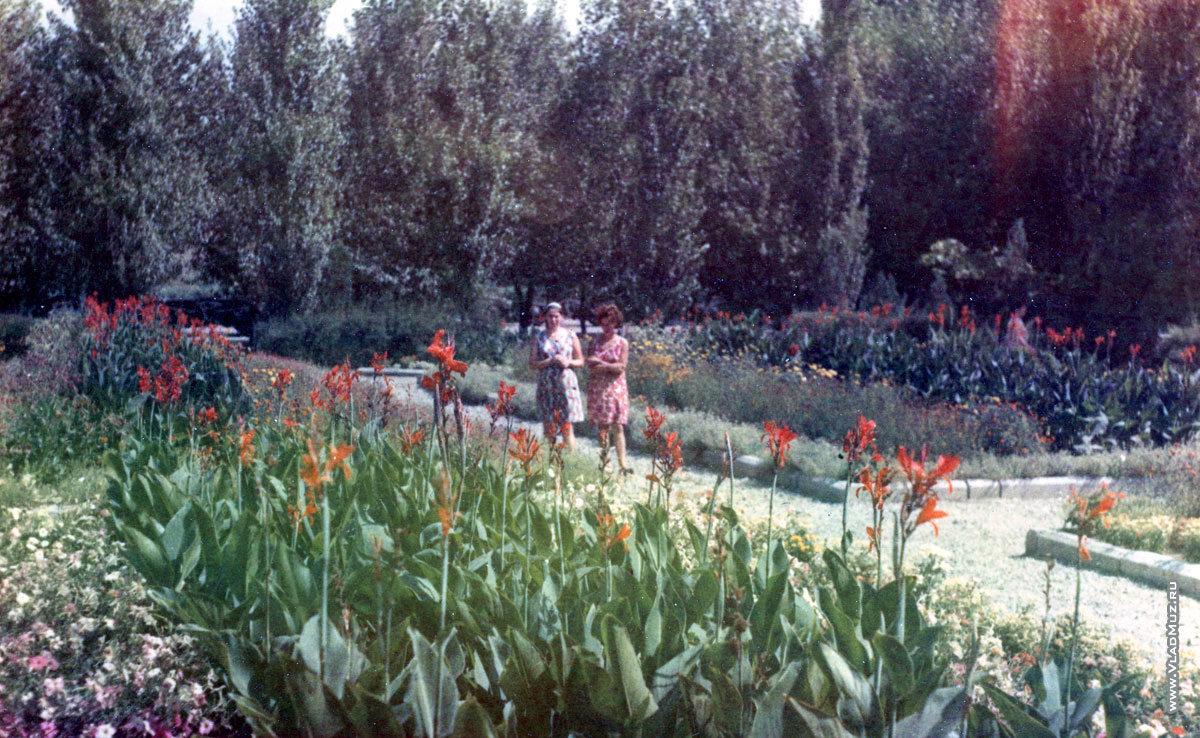 Еще одно фото цветочной клумбы у новомашинного и обмоточного цеха, 1972 год