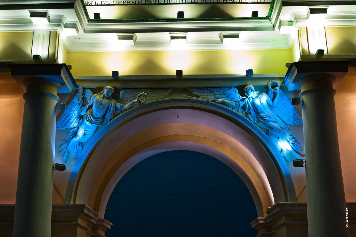 Триумфальная арка в Новочеркасске ночью на спуске Герцена с подсветкой