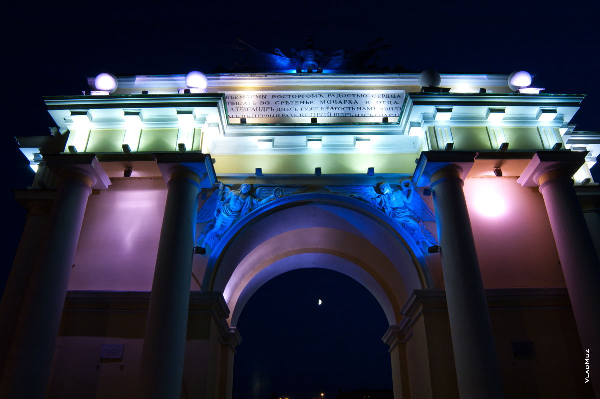 Триумфальная арка в Новочеркасске ночью. Практически ночной лунный пейзаж (здесь в арке видна луна)