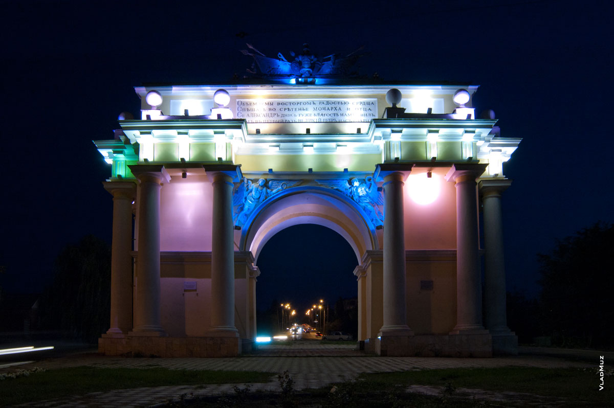Триумфальная арка в Новочеркасске на спуске Герцена с подсветкой