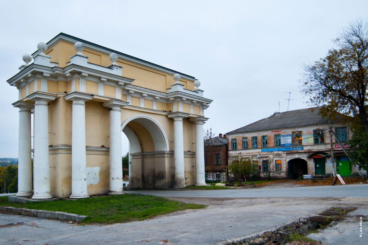 Триумфальная арка на въезде в Новочеркасск с запада