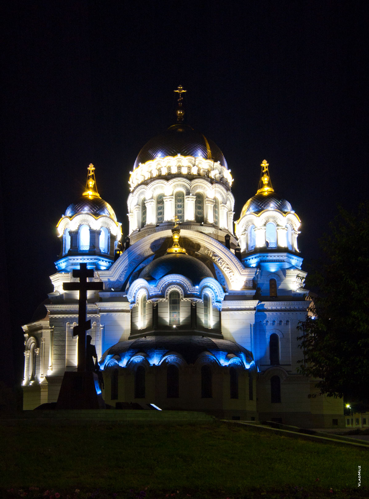 Ночной вид на Вознесенский собор в Новочеркасске со стороны памятника Примирения и Согласия