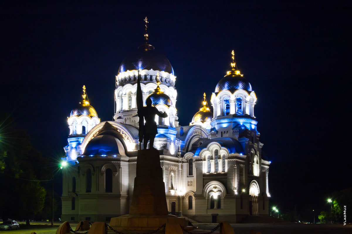 Новочеркасск ночью: силуэт Ермака на светлом фоне Вознесенского собора