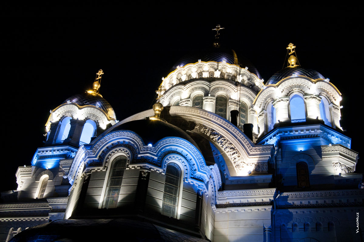 Фото куполов Вознесенского собора в Новочеркасске в свете ночных фонарей