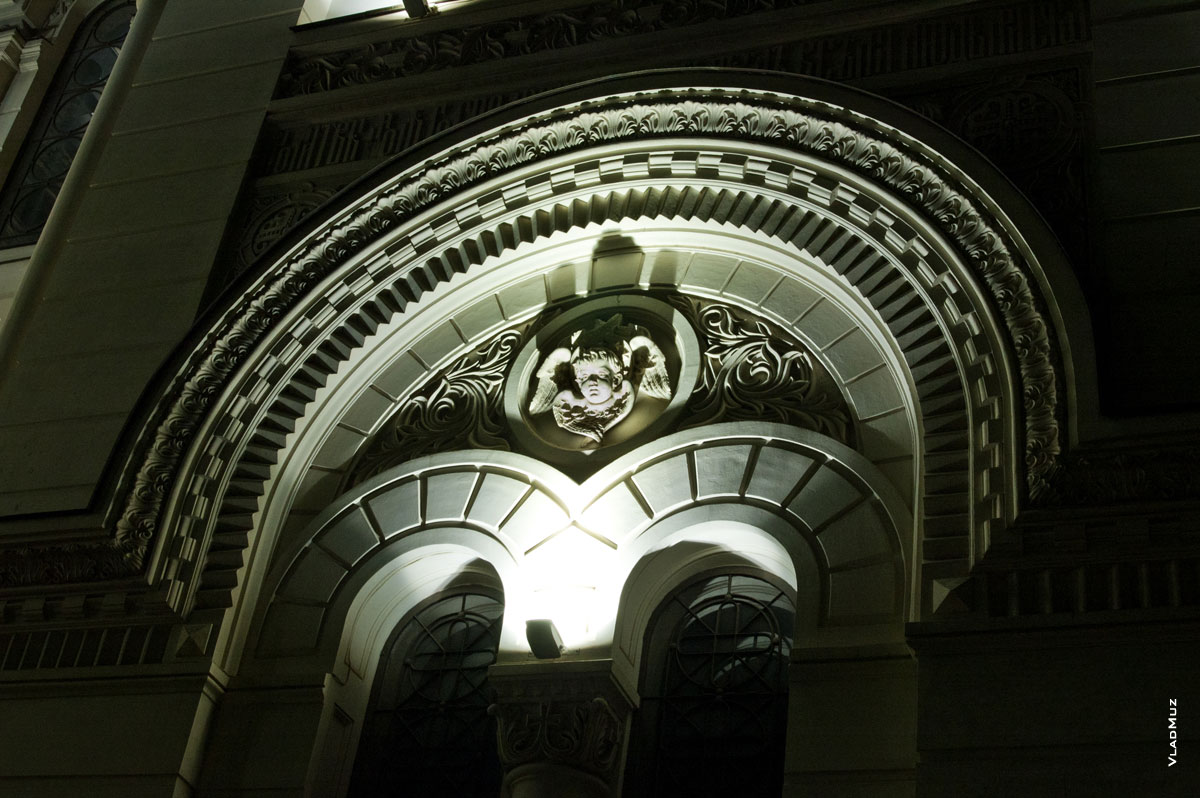 Архитектурные образы и украшения Вознесенского собора в Новочеркасске в свете ночных огней