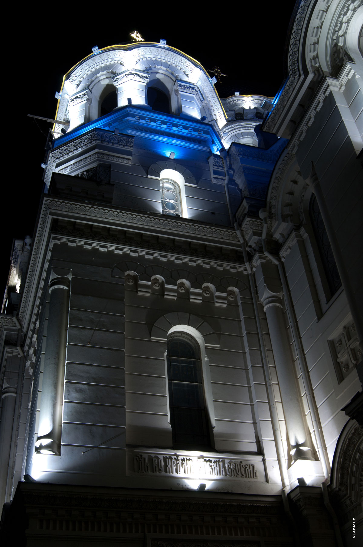 Фрагмент соборной архитектуры Вознесенского собора в Новочеркасске ночью