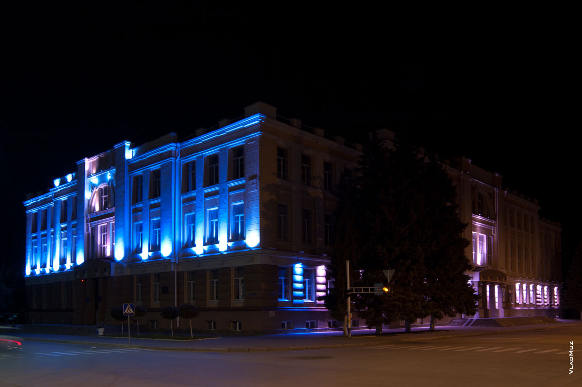 Ночью Казачий Драматический театр в Новочеркасске выглядит очень скромно