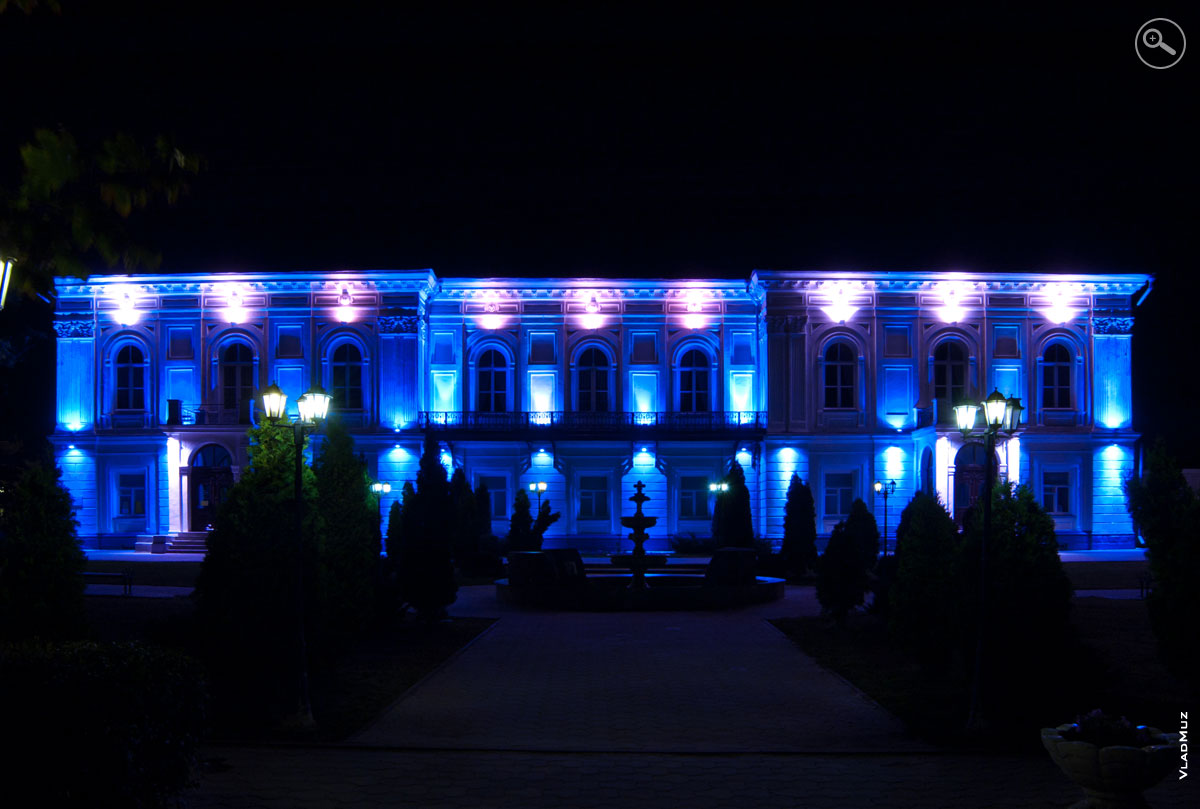 Здание Атаманского дворца в Новочеркасске в свете ночных осветителей