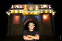 Мужской фото портрет в Триумфальной арке в Новочеркасске