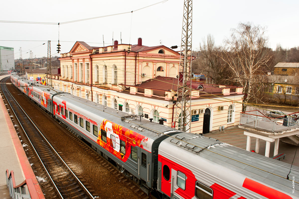 Фото сверху поезда эстафеты Олимпийского огня «Сочи 2014» и железнодорожного вокзала Новочеркасска