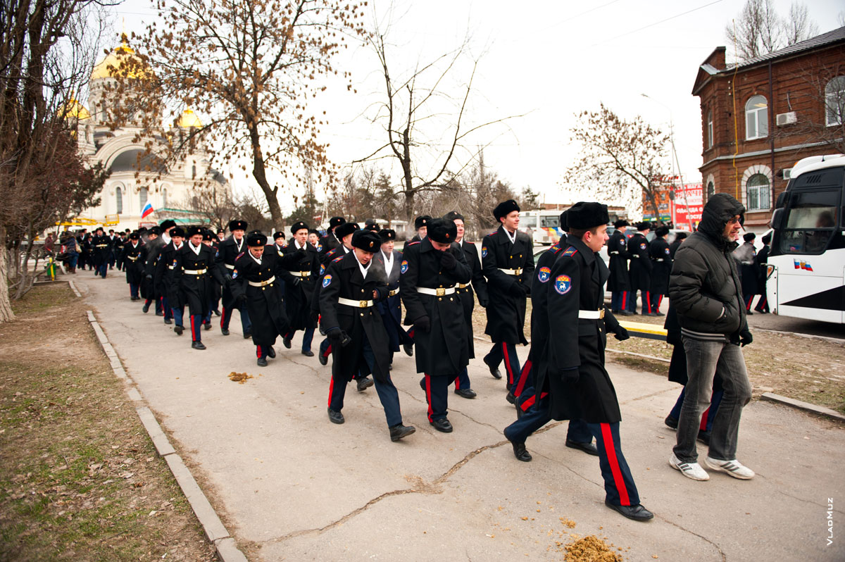 Фото колонны воспитанников казачьего кадетского корпуса на Красном спуске в Новочеркасске