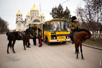 Казак верхом, казаки у детского автобуса на фоне Вознесенского Войскового Кафедрального собора