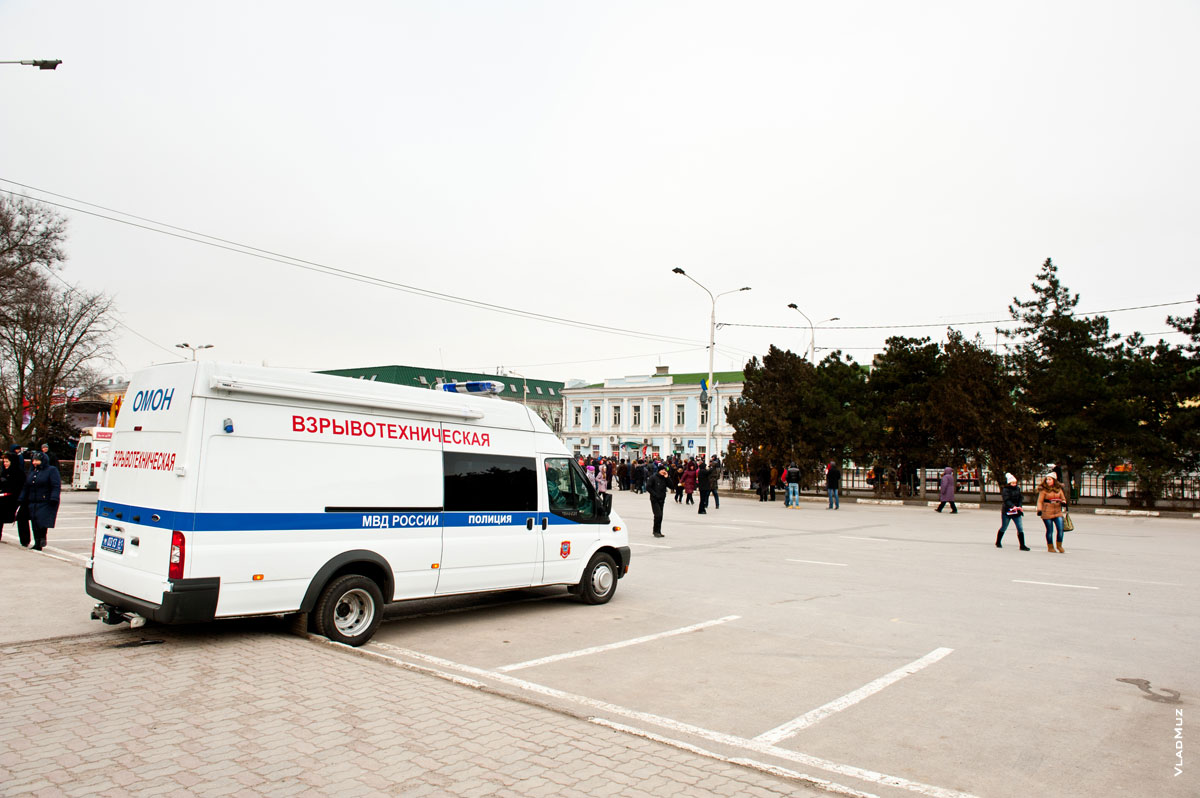 Фото взрывотехнической машины на площади Платова в Новочеркасске