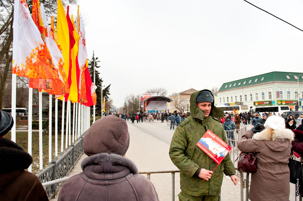 Фото военнослужащего в Новочеркасске на фоне Олимпийских флагов «Сочи 2014»