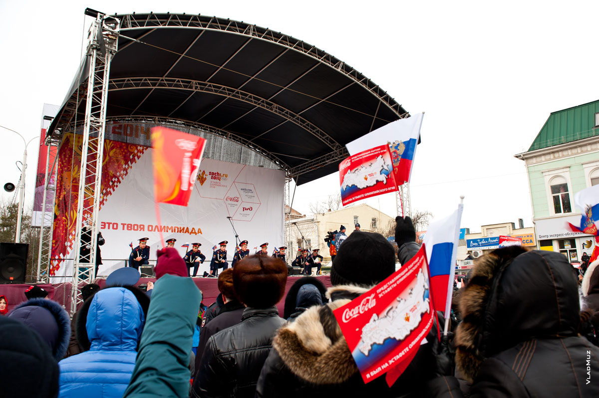 Фото кадетов Донского кадетского казачьего корпуса с оружием на сцене площади Платова в Новочеркасске