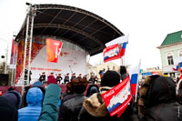 Кадеты Донского кадетского казачьего корпуса показывают на сцене приемы с оружием
