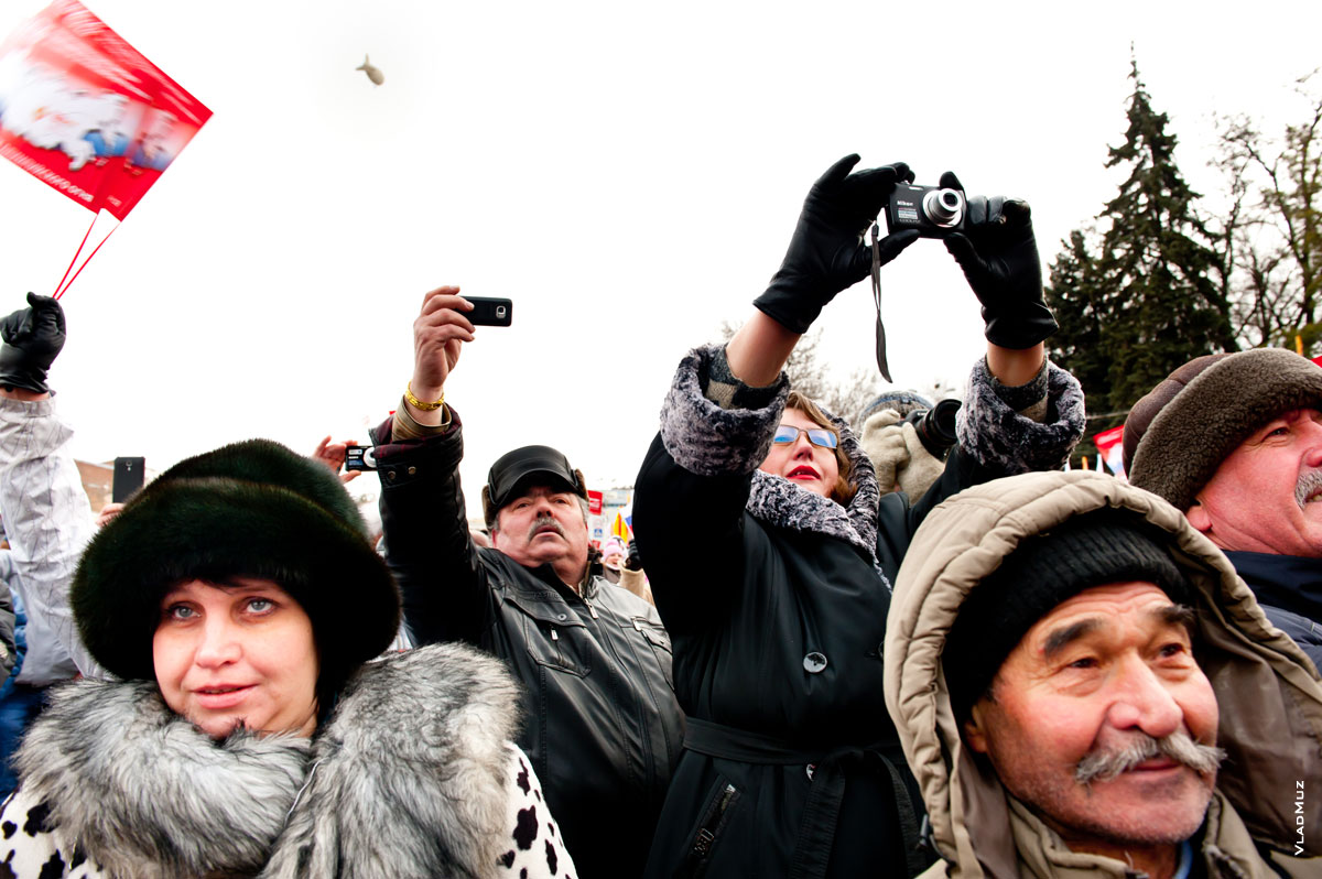 Все фотографируют эстафету Олимпийского огня «Сочи 2014» в Новочеркасске