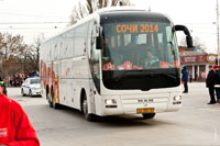 В автобусе «Сочи 2014» едет команда факелоносцев, участвующих в эстафете Олимпийского огня